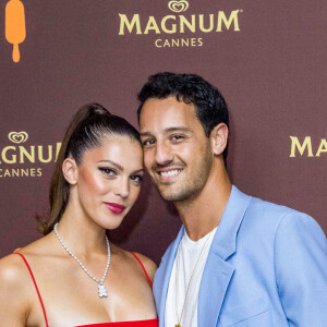 Fiançailles - Iris Mittenaere annonce ses fiançailles avec Diego El Glaoui - Iris Mittenaere (Miss France 2016) et son compagnon Diego El Glaoui au photocall de la soirée "Magnum" lors du 75ème Festival International du Film de Cannes le 19 mai 2022. © Jack Tribeca / Bestimage 