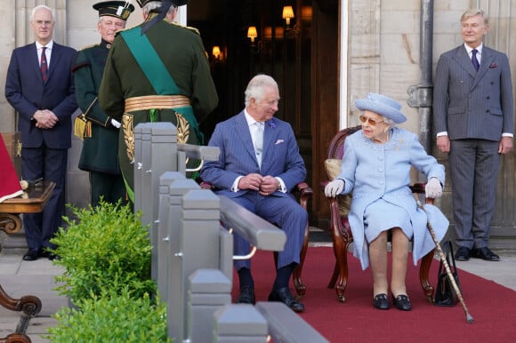 La reine Elizabeth II d'Angleterre et le prince de Galles assistent à la parade de la Royal Company of Archers dans les jardins du palais de Holyroodhouse à Édimbourg, Royaume Uni, le 30 juin 2022.