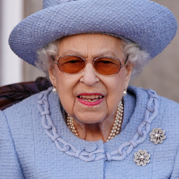 La reine Elizabeth II d'Angleterre assiste à la parade de la Royal Company of Archers dans les jardins du palais de Holyroodhouse à Édimbourg, Royaume Uni, le 30 juin 2022.