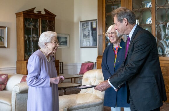 La reine Elizabeth II d'Angleterre lors de la remise de la Médaille de la musique de Sa Majesté pour l'année 2021 à John Wallace dans son palais d'Edimbourg. Le 28 juin 2022.
