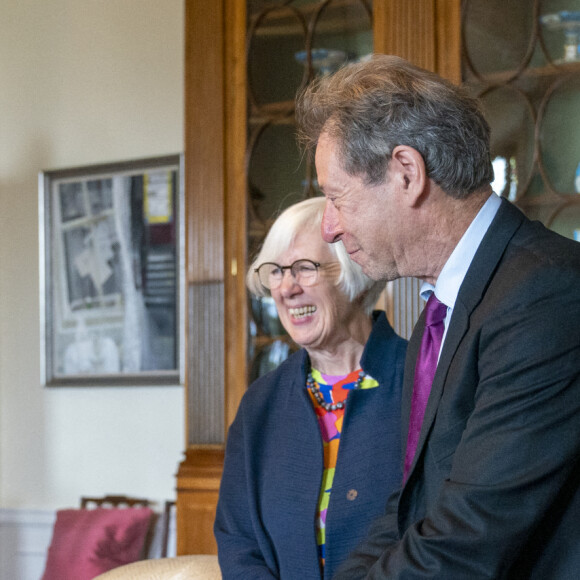 La reine Elizabeth II d'Angleterre lors de la remise de la Médaille de la musique de Sa Majesté pour l'année 2021 à John Wallace dans son palais d'Edimbourg. Le 28 juin 2022.