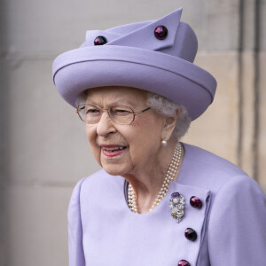 La reine Elizabeth II assiste à un défilé de loyauté des forces armées dans les jardins du palais de Holyroodhouse, à Édimbourg. Le 28 juin 2022.
