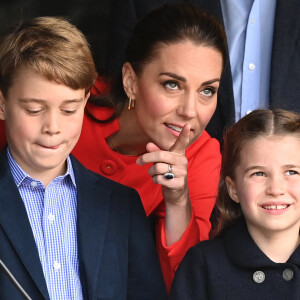 Kate Middleton, le prince George et la princesse Charlotte en visite au château de Cardiff, Royaume Uni, à l'occasion du jubilé de platine de la reine d'Angleterre. 