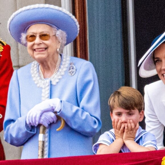 La reine Elizabeth II d'Angleterre, Kate Middleton, le prince Louis de Cambridge - Les membres de la famille royale saluent la foule depuis le balcon du Palais de Buckingham. Londres, le 2 juin 2022.