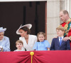 Le prince William, la reine Elizabeth II d'Angleterre, le prince William et Kate Middleton, le prince George de Cambridge, la princesse Charlotte de Cambridge, le prince Louis de Cambridge - Les membres de la famille royale saluent la foule depuis le balcon du Palais de Buckingham. Londres.