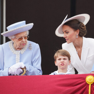 Le prince William, la reine Elizabeth II d'Angleterre, le prince William et Kate Middleton, le prince George de Cambridge, la princesse Charlotte de Cambridge, le prince Louis de Cambridge - Les membres de la famille royale saluent la foule depuis le balcon du Palais de Buckingham. Londres.