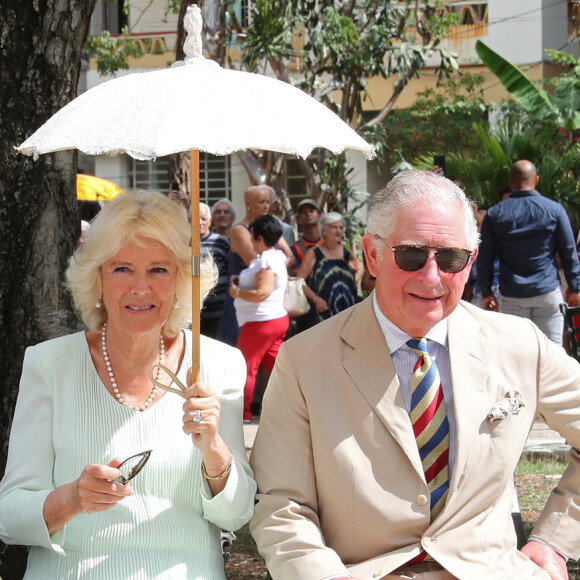 Camilla Parker Bowles, duchesse de Cornouailles, et le prince Charles sont assis sur le banc mémorial John Lennon dans le square qui porte son nom lors de leur visite à La Havane à Cuba. Le 26 mars 2019 