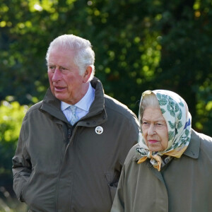 La reine Elisabeth II d'Angleterre et le prince Charles, prince de Galles, lancent le début de la saison de plantation officielle du Queen's Green Canopy (QGC) au domaine de Balmoral, Royaume Uni, le 1er octobre 2021. 