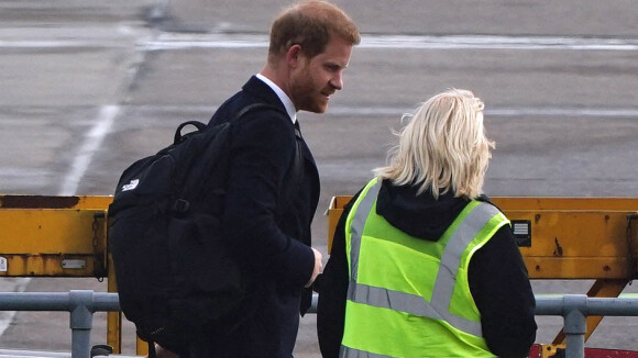 Mort d'Elizabeth II : le prince Harry consolé à l'aéroport, moment poignant alors que le deuil commence