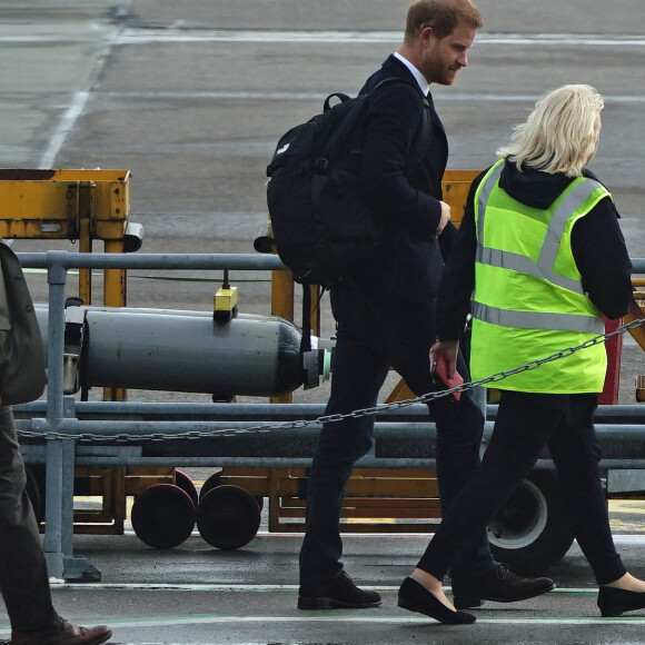 Le prince Harry, duc de Sussex, arrive à l'aéroport de Aberdeen, au lendemain du décès de la reine Elisabeth II d'Angleterre au château de Balmoral. Le 9 septembre 2022