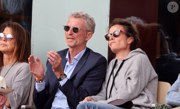 Denis Brogniart et sa femme Hortense dans les tribunes lors des Internationaux de France de Tennis de Roland Garros 2022. Paris, le 5 juin 2022. © Dominique Jacovides/Bestimage 