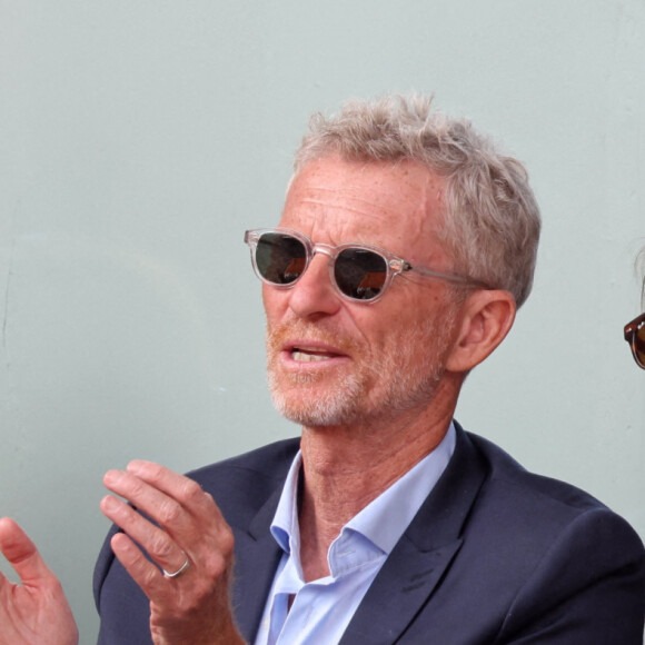 Denis Brogniart et sa femme Hortense dans les tribunes lors des Internationaux de France de Tennis de Roland Garros 2022. Paris, le 5 juin 2022. © Dominique Jacovides/Bestimage 