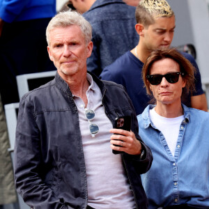 Denis Brogniart et sa femme Hortense - Célébrités dans les tribunes des internationaux de France de Roland Garros à Paris le 30 mai 2022. © Cyril Moreau - Dominique Jacovides/Bestimage 