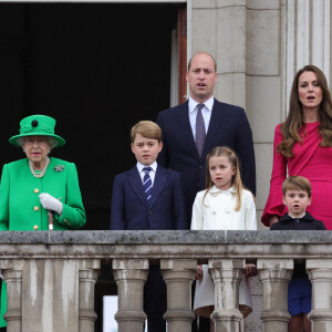 Camilla Parker Bowles, duchesse de Cornouailles, Le prince Charles, prince de Galles, La reine Elisabeth II d'Angleterre, le prince William, duc de Cambridge, Catherine Kate Middleton, duchesse de Cambridge et leurs enfants le prince George, la princesse Charlotte et le prince Louis - La famille royale regarde la grande parade qui clôture les festivités du jubilé de platine de la reine à Londres.