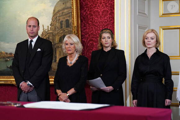 Le prince William, prince de Galles, la reine consort Camilla Parker Bowles, Penny Mordaunt, la Première ministre britannique Liz Truss - Personnalités lors de la cérémonie du Conseil d'Accession au palais Saint-James à Londres, pour la proclamation du roi Charles III d'Angleterre. Le 10 septembre 2022