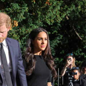 Le prince Harry, duc de Sussex et Meghan Markle, duchesse de Sussex à la rencontre de la foule devant le château de Windsor, suite au décès de la reine Elisabeth II d'Angleterre. Le 10 septembre 2022