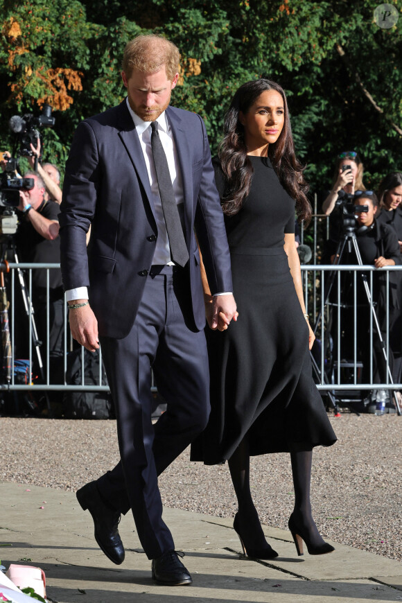 Le prince Harry, duc de Sussex et Meghan Markle, duchesse de Sussex à la rencontre de la foule devant le château de Windsor, suite au décès de la reine Elisabeth II d'Angleterre. Le 10 septembre 2022