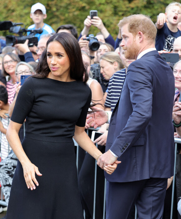 Le prince Harry, duc de Sussex et Meghan Markle, duchesse de Sussex à la rencontre de la foule devant le château de Windsor, suite au décès de la reine Elisabeth II d'Angleterre. Le 10 septembre 2022