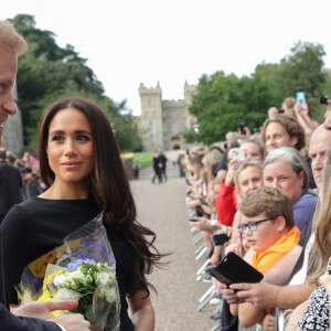 Le prince Harry, duc de Sussex et Meghan Markle, duchesse de Sussex à la rencontre de la foule devant le château de Windsor, suite au décès de la reine Elisabeth II d'Angleterre. Le 10 septembre 2022