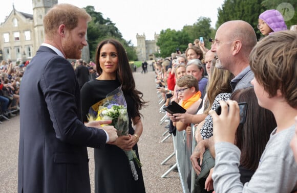 Le prince Harry, duc de Sussex et Meghan Markle, duchesse de Sussex à la rencontre de la foule devant le château de Windsor, suite au décès de la reine Elisabeth II d'Angleterre. Le 10 septembre 2022