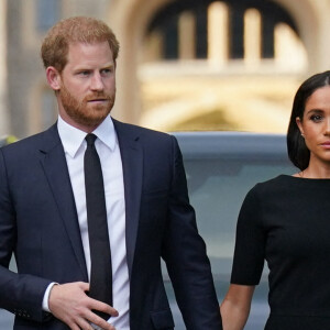 Le prince Harry, duc de Sussex et Meghan Markle, duchesse de Sussex à la rencontre de la foule devant le château de Windsor, suite au décès de la reine Elisabeth II d'Angleterre. Le 10 septembre 2022