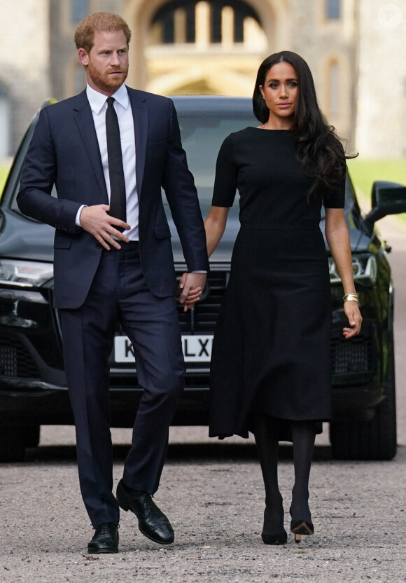 Le prince Harry, duc de Sussex et Meghan Markle, duchesse de Sussex à la rencontre de la foule devant le château de Windsor, suite au décès de la reine Elisabeth II d'Angleterre. Le 10 septembre 2022