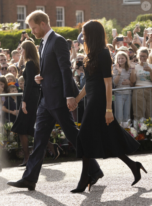 Le prince Harry, duc de Sussex et Meghan Markle, duchesse de Sussex à la rencontre de la foule devant le château de Windsor, suite au décès de la reine Elisabeth II d'Angleterre. Le 10 septembre 2022