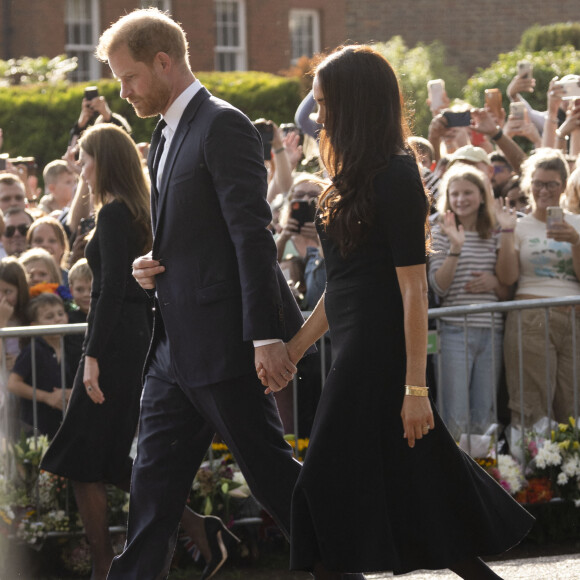 Le prince Harry, duc de Sussex et Meghan Markle, duchesse de Sussex à la rencontre de la foule devant le château de Windsor, suite au décès de la reine Elisabeth II d'Angleterre. Le 10 septembre 2022