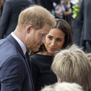 Le prince Harry, duc de Sussex et Meghan Markle, duchesse de Sussex à la rencontre de la foule devant le château de Windsor, suite au décès de la reine Elisabeth II d'Angleterre. Le 10 septembre 2022