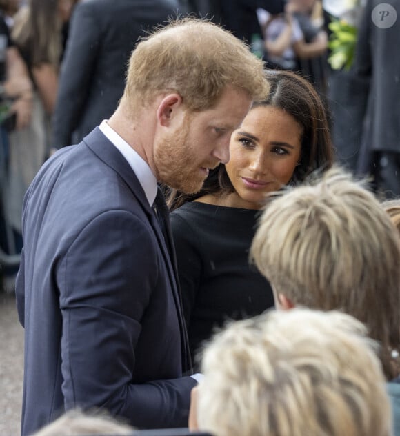 Le prince Harry, duc de Sussex et Meghan Markle, duchesse de Sussex à la rencontre de la foule devant le château de Windsor, suite au décès de la reine Elisabeth II d'Angleterre. Le 10 septembre 2022