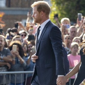 Le prince Harry, duc de Sussex et Meghan Markle, duchesse de Sussex à la rencontre de la foule devant le château de Windsor, suite au décès de la reine Elisabeth II d'Angleterre. Le 10 septembre 2022