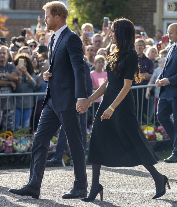 Le prince Harry, duc de Sussex et Meghan Markle, duchesse de Sussex à la rencontre de la foule devant le château de Windsor, suite au décès de la reine Elisabeth II d'Angleterre. Le 10 septembre 2022