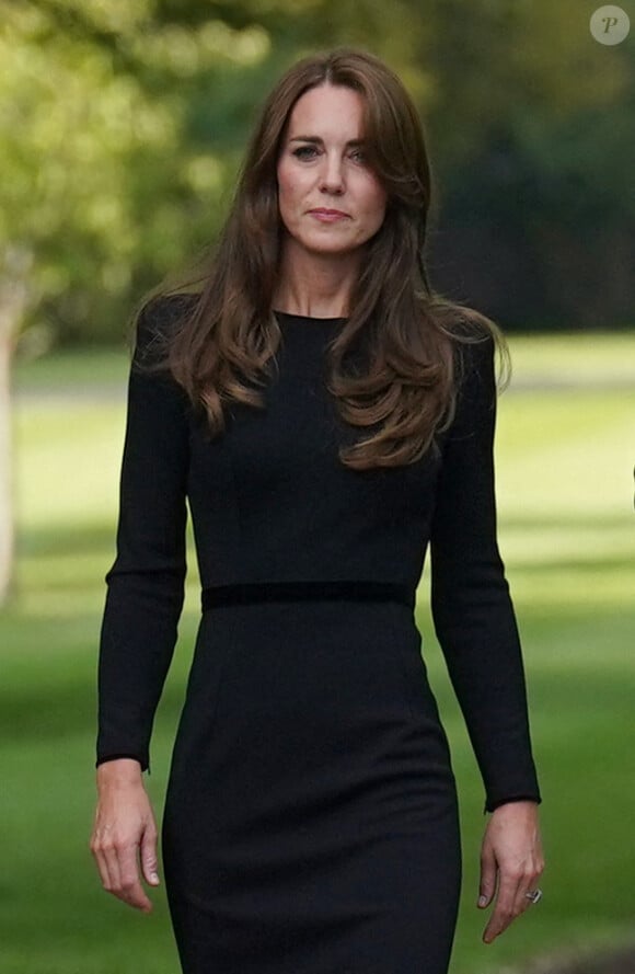 La princesse de Galles Kate Catherine Middleton à la rencontre de la foule devant le château de Windsor, suite au décès de la reine Elisabeth II d'Angleterre. Le 10 septembre 2022