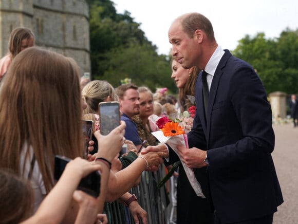 La princesse de Galles Kate Catherine Middleton et le prince de Galles William à la rencontre de la foule devant le château de Windsor, suite au décès de la reine Elisabeth II d'Angleterre. Le 10 septembre 2022  The Royal family meets members of the public at Windsor Castle in Berkshire following the death of Queen Elizabeth II on Thursday. Picture date: Saturday September 10, 2022. 