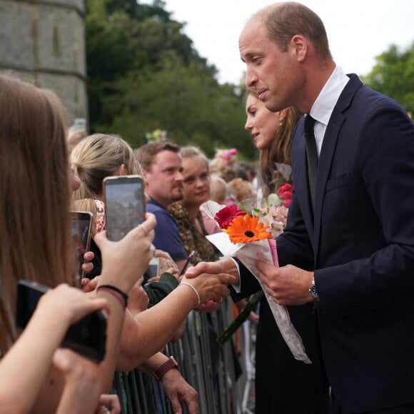 La princesse de Galles Kate Catherine Middleton et le prince de Galles William à la rencontre de la foule devant le château de Windsor, suite au décès de la reine Elisabeth II d'Angleterre. Le 10 septembre 2022  The Royal family meets members of the public at Windsor Castle in Berkshire following the death of Queen Elizabeth II on Thursday. Picture date: Saturday September 10, 2022. 