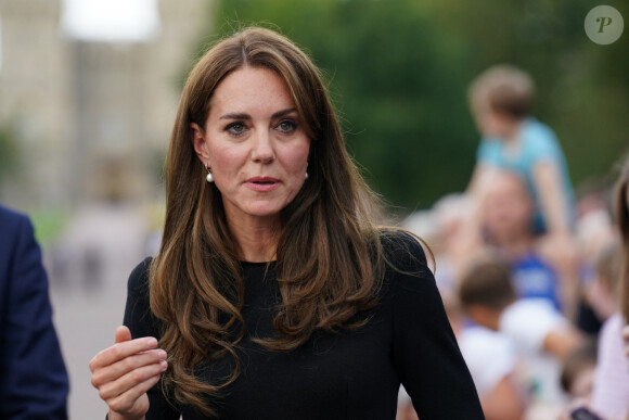 La princesse de Galles Kate Catherine Middleton à la rencontre de la foule devant le château de Windsor, suite au décès de la reine Elisabeth II d'Angleterre. Le 10 septembre 2022