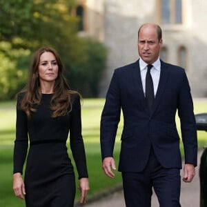 La princesse de Galles Kate Catherine Middleton et le prince de Galles William à la rencontre de la foule devant le château de Windsor, suite au décès de la reine Elisabeth II d'Angleterre.