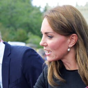 Le prince de Galles William et la princesse de Galles Kate Catherine Middleton à la rencontre de la foule devant le château de Windsor, suite au décès de la reine Elisabeth II d'Angleterre. Le 10 septembre 2022