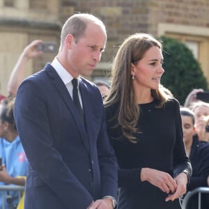 Le prince de Galles William et la princesse de Galles Kate Catherine Middleton à la rencontre de la foule devant le château de Windsor, suite au décès de la reine Elisabeth II d'Angleterre. Le 10 septembre 2022