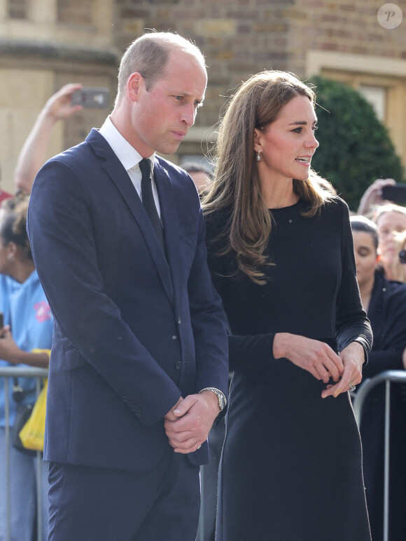 Le prince de Galles William et la princesse de Galles Kate Catherine Middleton à la rencontre de la foule devant le château de Windsor, suite au décès de la reine Elisabeth II d'Angleterre. Le 10 septembre 2022