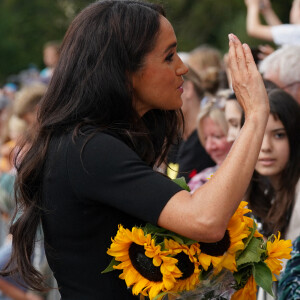 Meghan Markle, duchesse de Sussex à la rencontre de la foule devant le château de Windsor, suite au décès de la reine Elisabeth II d'Angleterre. Le 10 septembre 2022 