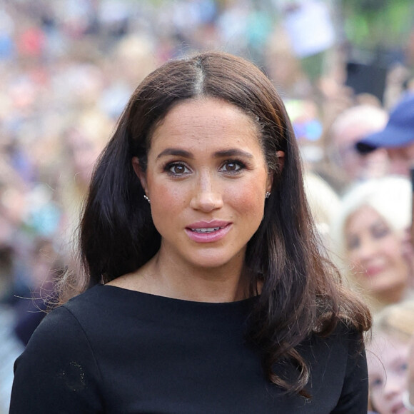 Meghan Markle, duchesse de Sussex à la rencontre de la foule devant le château de Windsor, suite au décès de la reine Elisabeth II d'Angleterre. Le 10 septembre 2022 