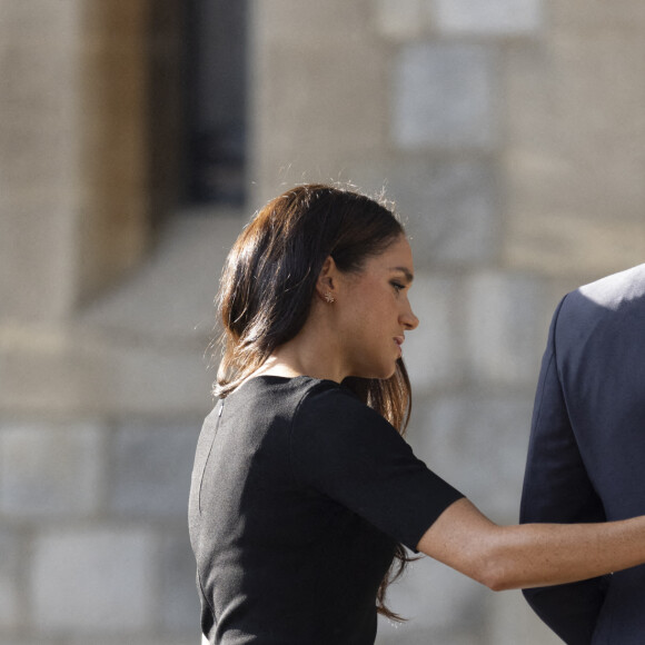 Le prince Harry, duc de Sussex, Meghan Markle, duchesse de Sussex à la rencontre de la foule devant le château de Windsor, suite au décès de la reine Elisabeth II d'Angleterre. Le 10 septembre 2022 