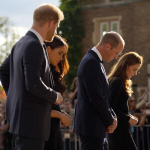 Le prince Harry, duc de Sussex et Meghan Markle, duchesse de Sussex et le prince de Galles William et la princesse de Galles Kate Catherine Middleton à la rencontre de la foule devant le château de Windsor, suite au décès de la reine Elisabeth II d'Angleterre. Le 10 septembre 2022 