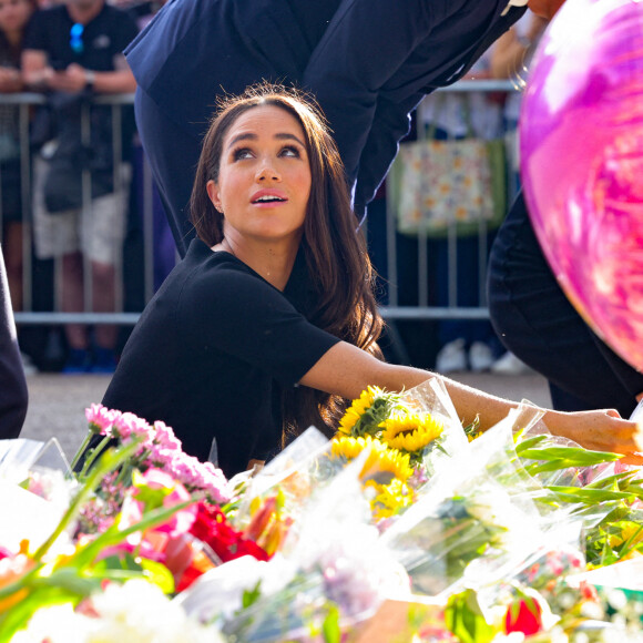 Le prince de Galles William et la princesse de Galles Kate Catherine Middleton et le prince Harry, duc de Sussex et Meghan Markle, duchesse de Sussex à la rencontre de la foule devant le château de Windsor, suite au décès de la reine Elisabeth II d'Angleterre. Le 10 septembre 2022 