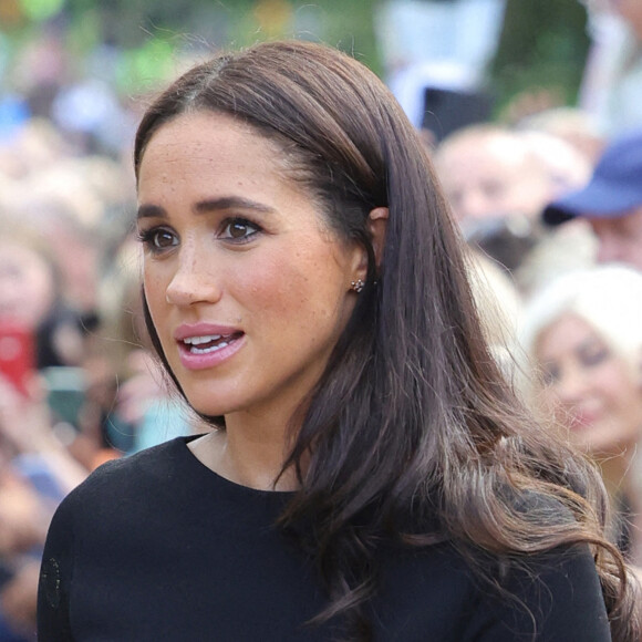 Meghan Markle, duchesse de Sussex à la rencontre de la foule devant le château de Windsor, suite au décès de la reine Elisabeth II d'Angleterre.