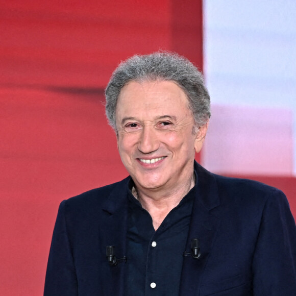 Exclusif - Michel Drucker - Enregistrement de l'émission "Vivement Dimanche" au Studio Gabriel, présentée par M.Drucker, et diffusée sur France 3, de 13h30 à 15h, le 28 août © Guillaume Gaffiot / Bestimage