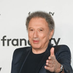 Michel Drucker au photocall pour la conférence de presse de rentrée de France TV à la Grande Halle de la Villette à Paris, France, le 6 juillet 2022. © Coadic Guirec/Bestimage