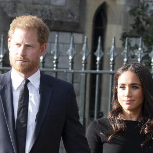 Le prince Harry et Meghan Markle à la rencontre de la foule devant le château de Windsor, suite au décès de la reine Elizabeth II d'Angleterre. Le 10 septembre 2022.