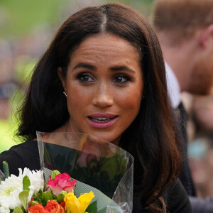 Meghan Markle, duchesse de Sussex à la rencontre de la foule devant le château de Windsor, suite au décès de la reine Elizabeth II d'Angleterre.